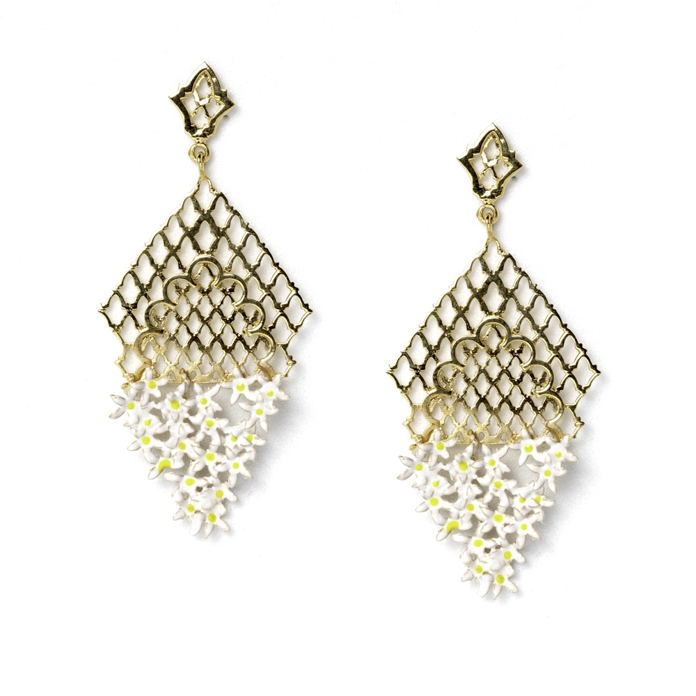 Sinagoga Earring. Gold and white floral detail