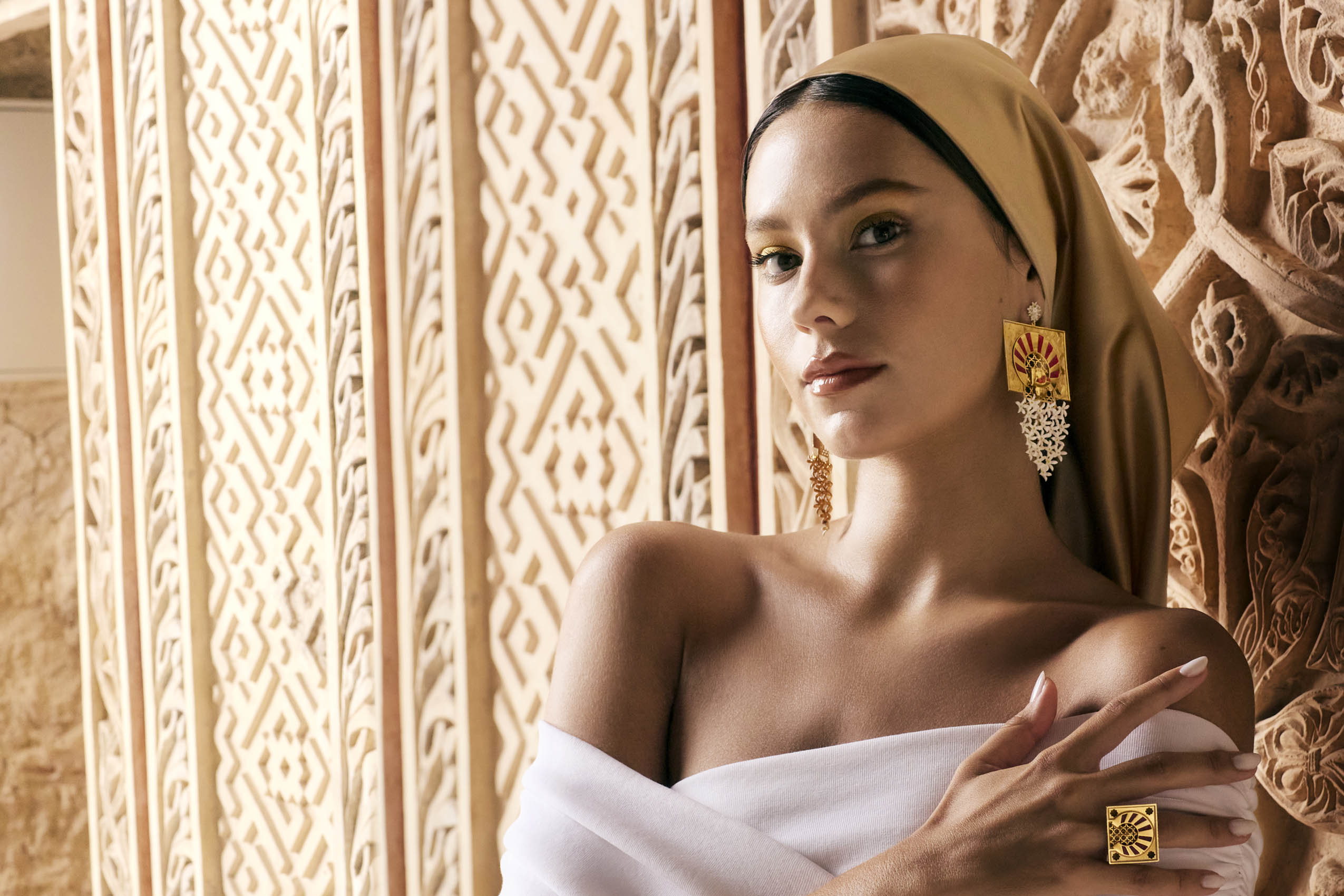 alvaro-larrosa-furest-earrings-gold-medina-azahara