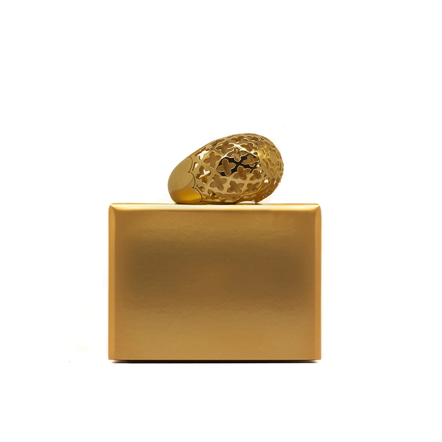 Aquí tienes la versión optimizada para el anillo de cúpula (dome ring), capturando la esencia del diseño y la inspiración en menos de 80 caracteres: Opción optimizada (79 caracteres): Gold-plated dome ring with clover openwork and Andalusian geometric motifs.