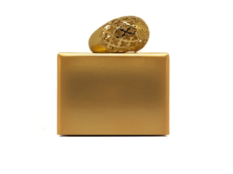 Captivating gold-plated dome ring featuring a delicate openwork design dominated by quatrefoil (clover) and floral geometric motifs. This beautiful statement ring is inspired by Andalusian gardens and Islamic architecture, offering a light, artistic touch.